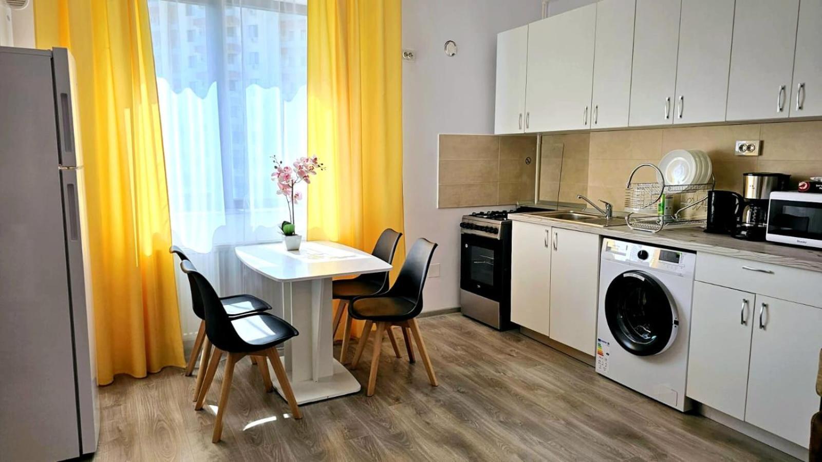 Evelyn Modern Apartment Near Palas Яш Екстериор снимка